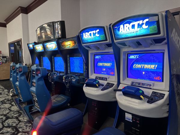 Row of Hydro Thunder and Arctic Thunder arcade cabinets